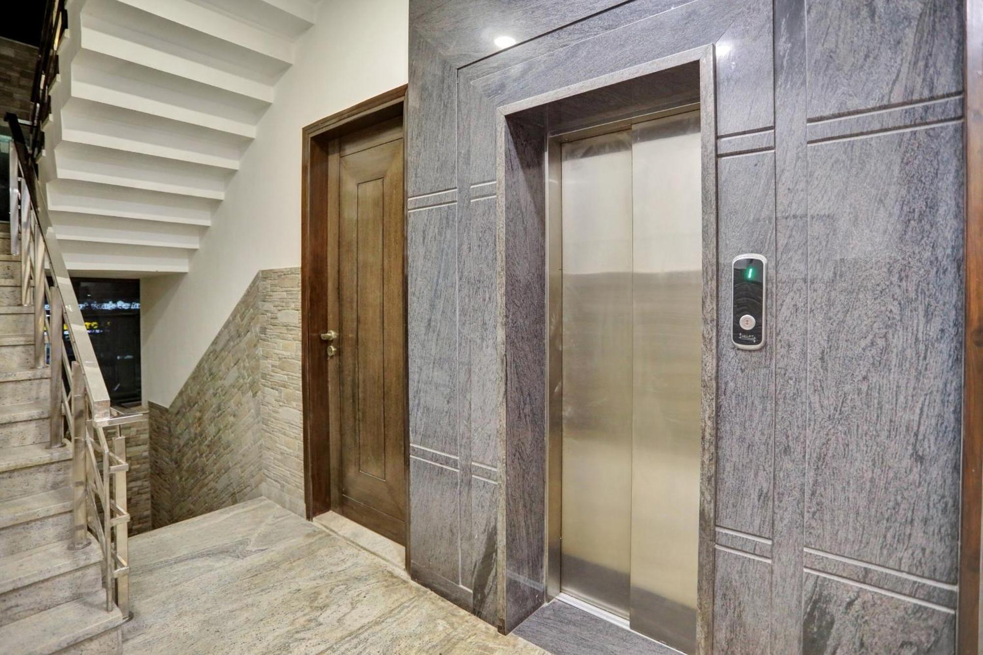 Townhouse Xanthe Hotel Noida Exterior photo